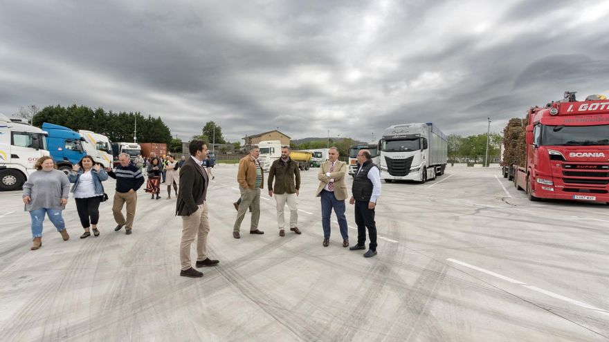 El consejero de Fomento, Roberto Media, asiste a la inauguración del aparcamiento de camiones