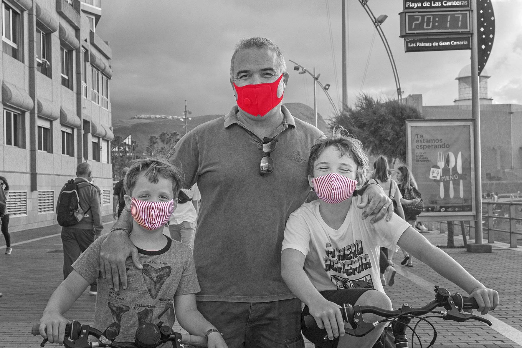 Yeray Alvarado, abogado, y sus hijos Néstor y Diego.