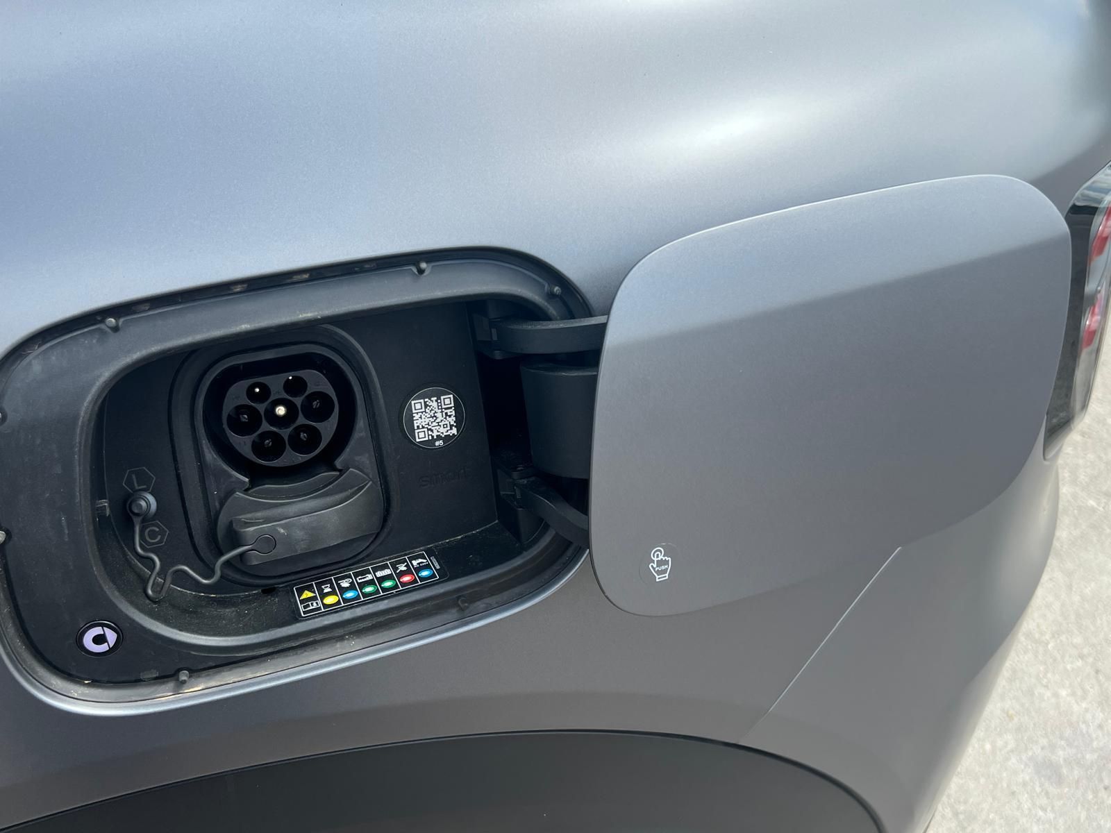 La tapa de la toma de carga dispone de accionamiento eléctrico.