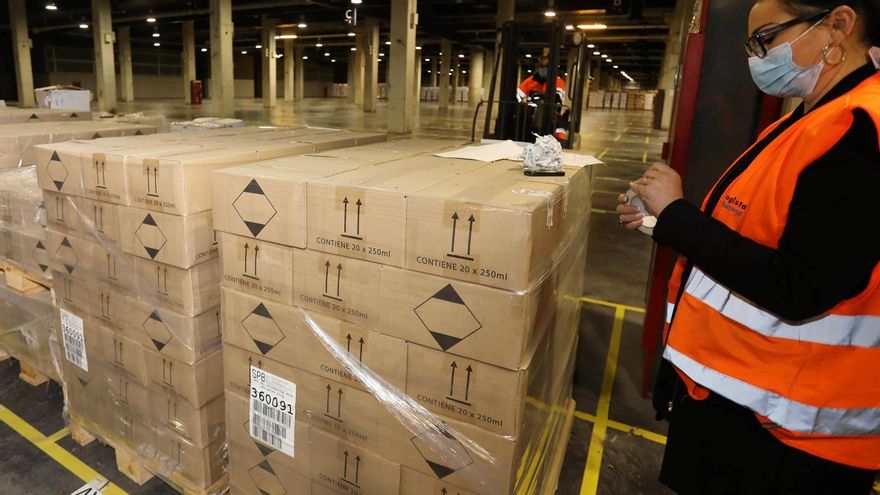 Ayuda humanitaria destinada a Ucrania en el recinto de Feria València.
