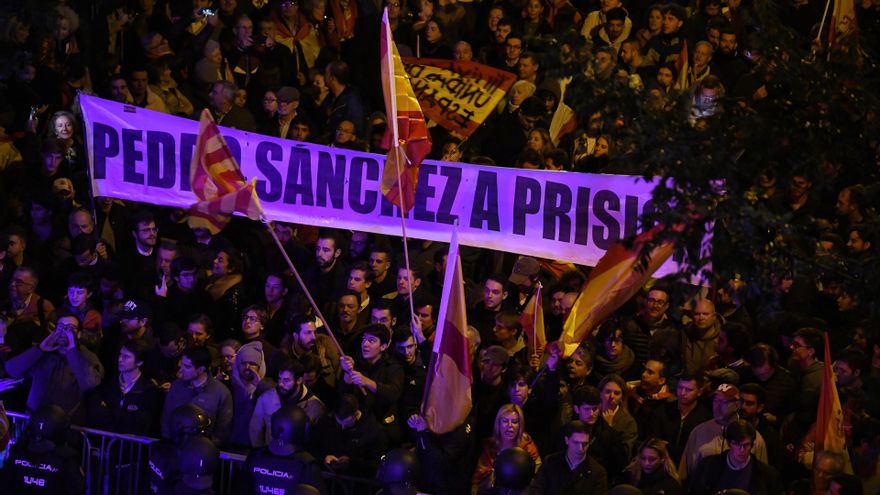 Decenas de personas protestan en la sede del PSOE (calle Ferraz de Madrid), a 3 de noviembre
