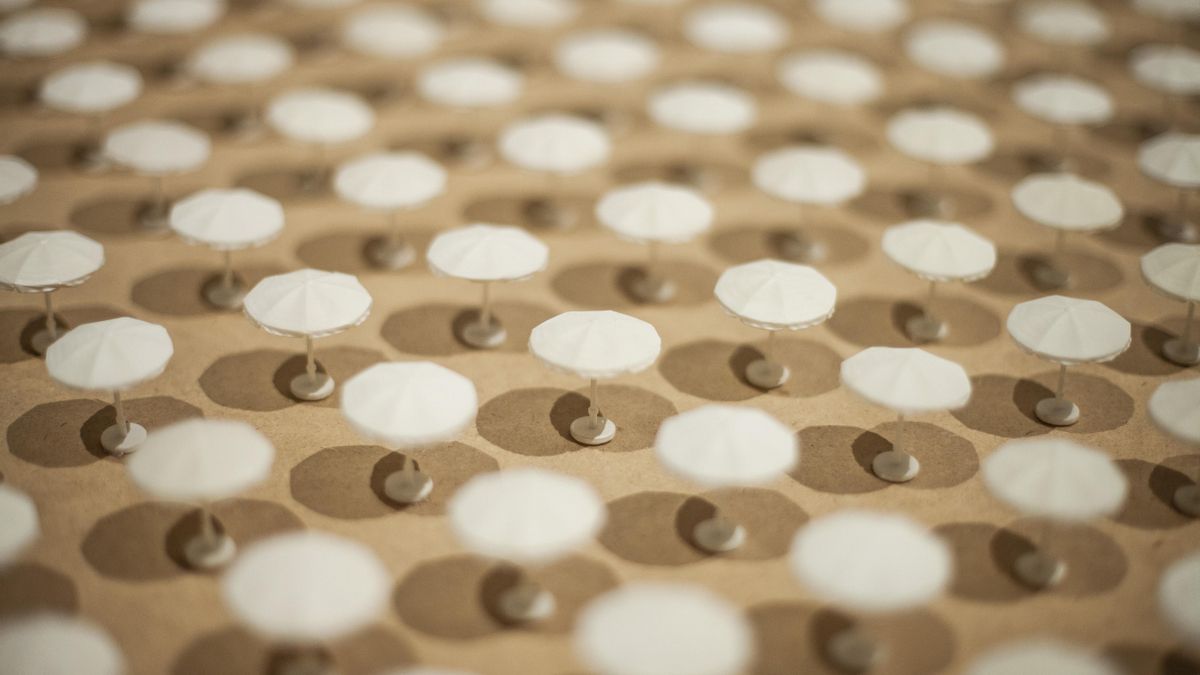 En la obra ‘El ocio y el orden’ (2024), Sergio Monje reflexiona sobre el parasol como una “arquitectura efímera del turismo que privatiza la playa”.