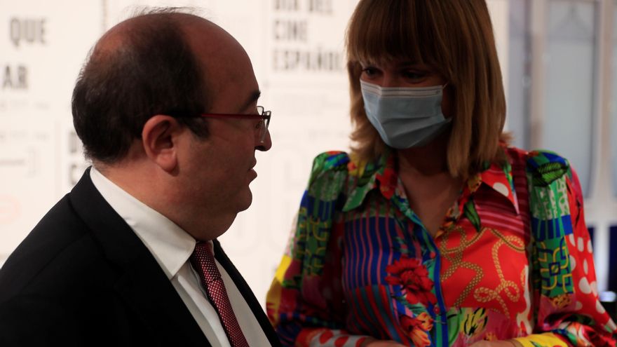 El ministro de Cultura y Deporte, Miquel Iceta, conversa con la ministra de Educación, Pilar Alegría durante su asistencia a la celebración del Día del Cine Español en el cine Doré, sede de la Filmoteca Española. EFE/ Fernando Alvarado