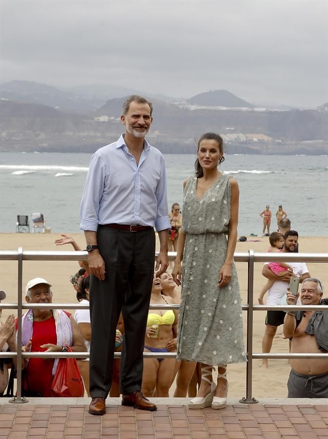 El rey Felipe VI y la reina Letizia en la playa de Las Canteras (Efe)