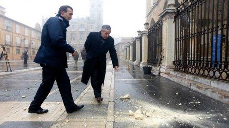 Carlos S. Campillo / ICAL El alcalde de León, Emilio Gutiérrez y el jefe de la Policía Local, Martín Muñoz, en el lugar del impacto del vierteaguas desprendido de la Catedral