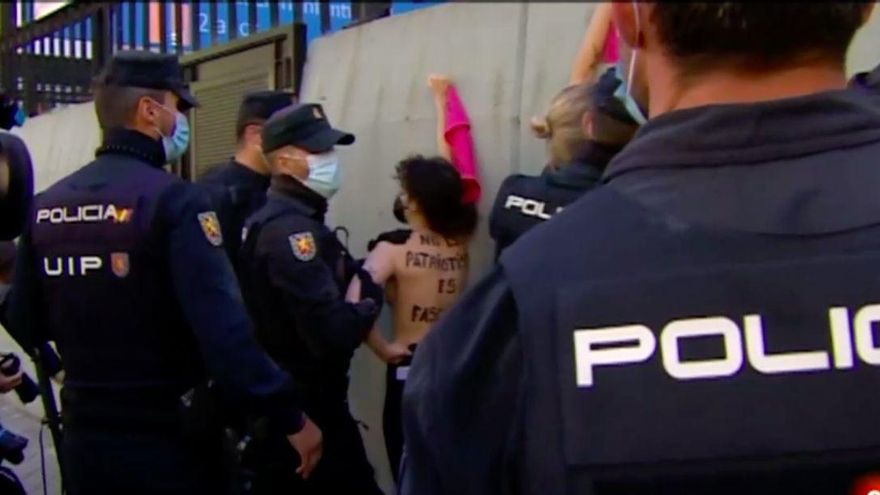 Activistas de Femen protestan frente al colegio electoral de Rocío Monasterio.