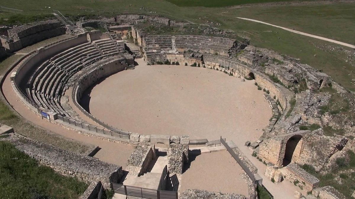 A una hora de Madrid se esconde una ciudad romana con teatro, anfiteatro, termas y foro