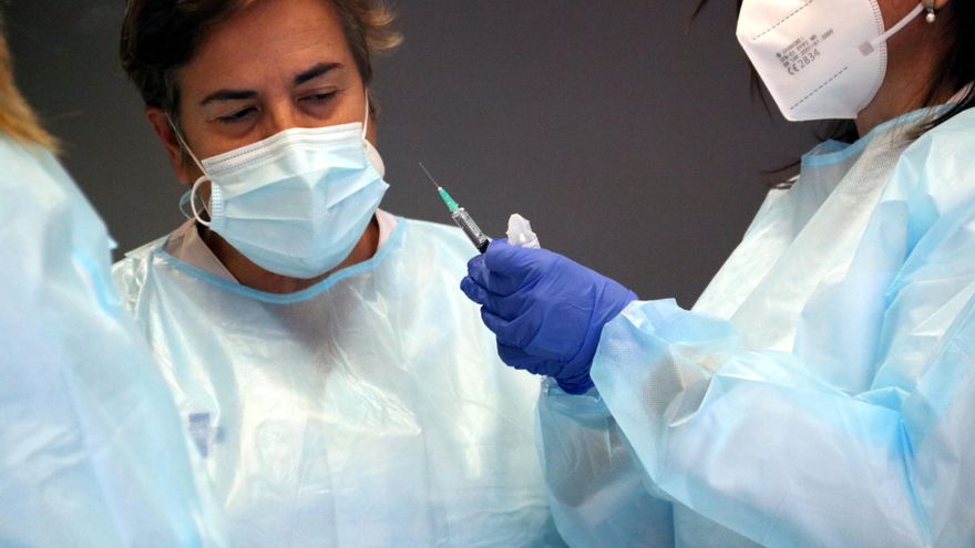 La vacunación mediante horas extra de enfermeras: "Ya no hay más gente en las bolsas de trabajo"