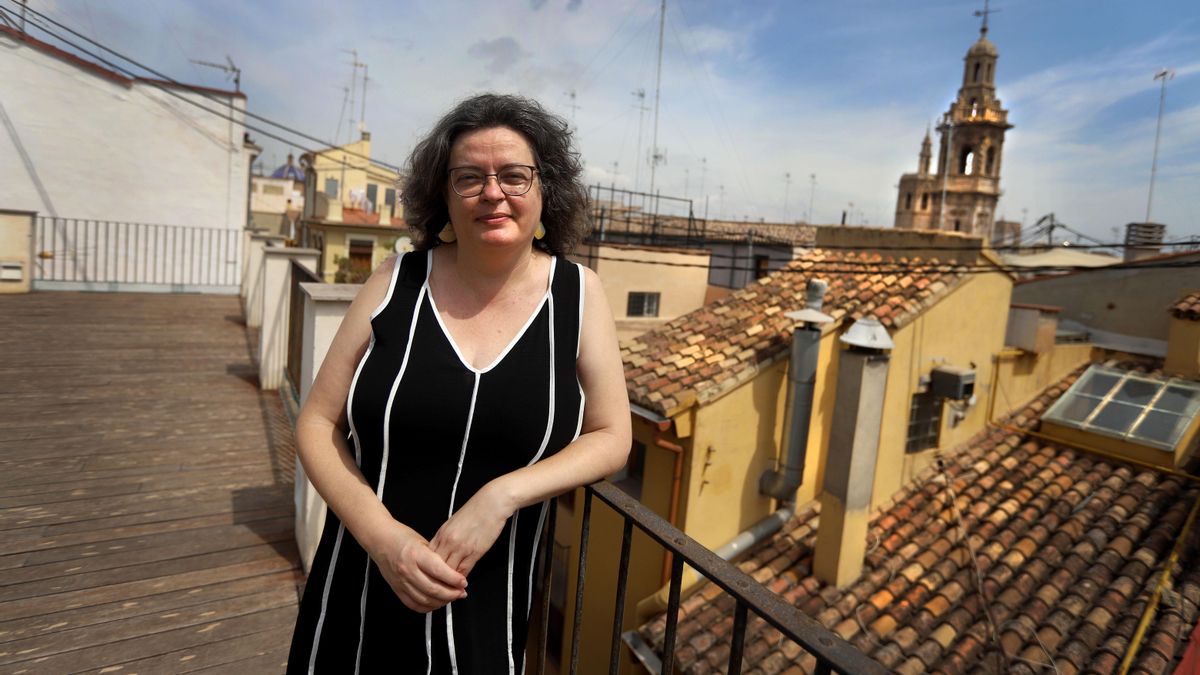 Anna Oliver, retratada en la terraza del 'Octubre Centre de Cultura Contemporània', en pleno centro de València.