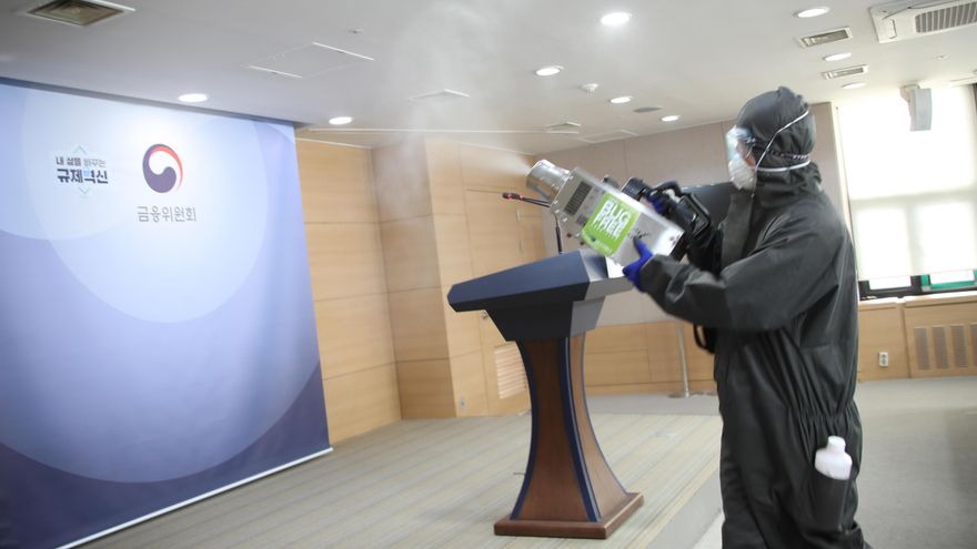 Un trabajador sanitario desinfecta la sala de prensa en un edificio del gobierno en el centro de Seúl, Corea del Sur.EFE/EPA/YONHAP