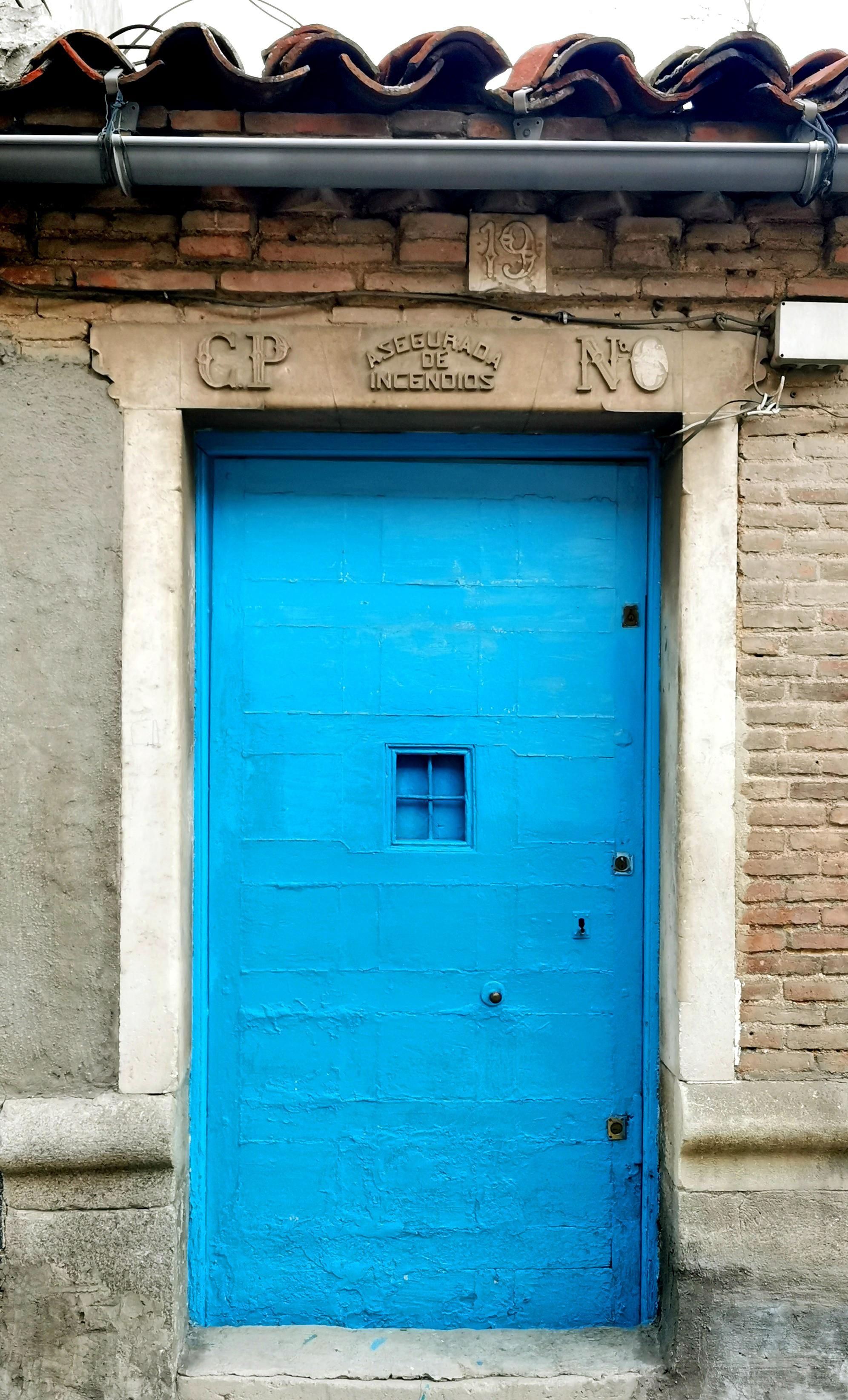 Puerta enmarcada en bloques de caliza