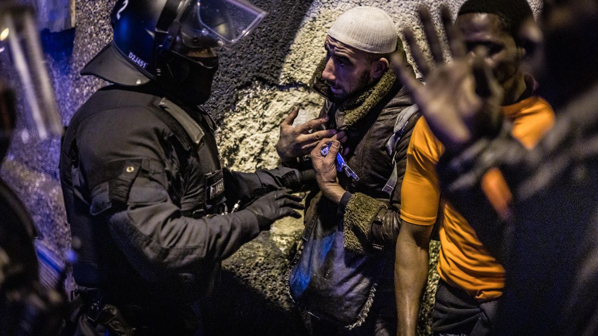 Centenares de migrantes, en la calle en Badalona tras el mayor desalojo de España: "A todo el mundo se la sudamos"