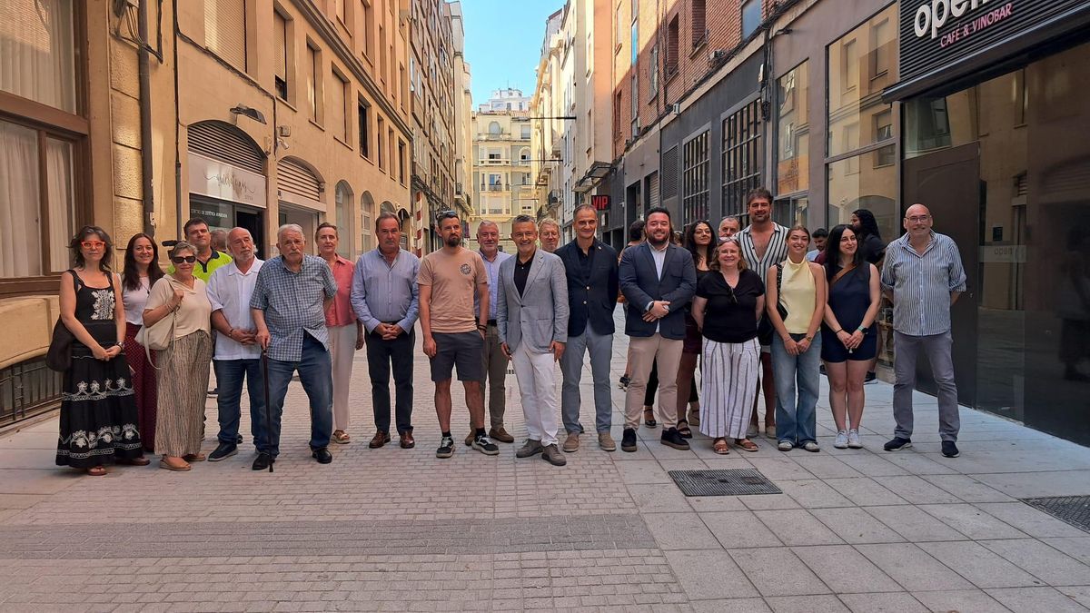 La nueva calle Beti Jai recuerda a las pioneras raquetistas del frontón logroñés