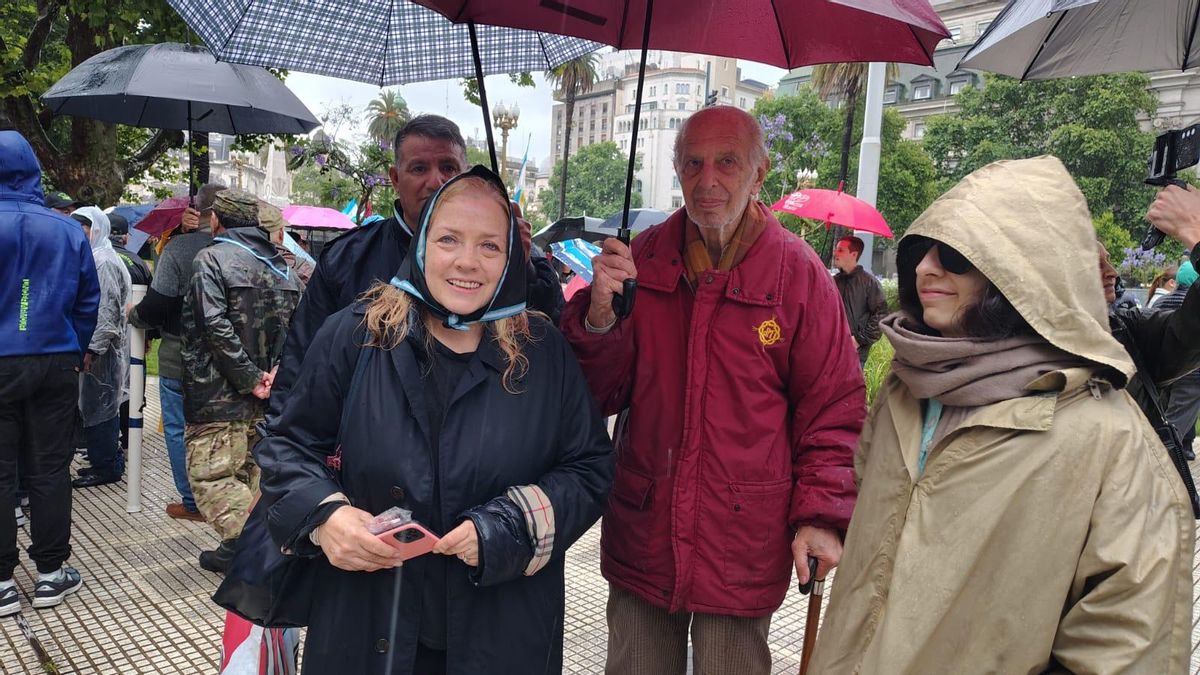 Asunción Benedit luce un pañuelo negro. Es la hermana del legislador de LLA Beltrán Benedit, quien organizó el año pasado la visita a los represores en el penal de Ezeiza.