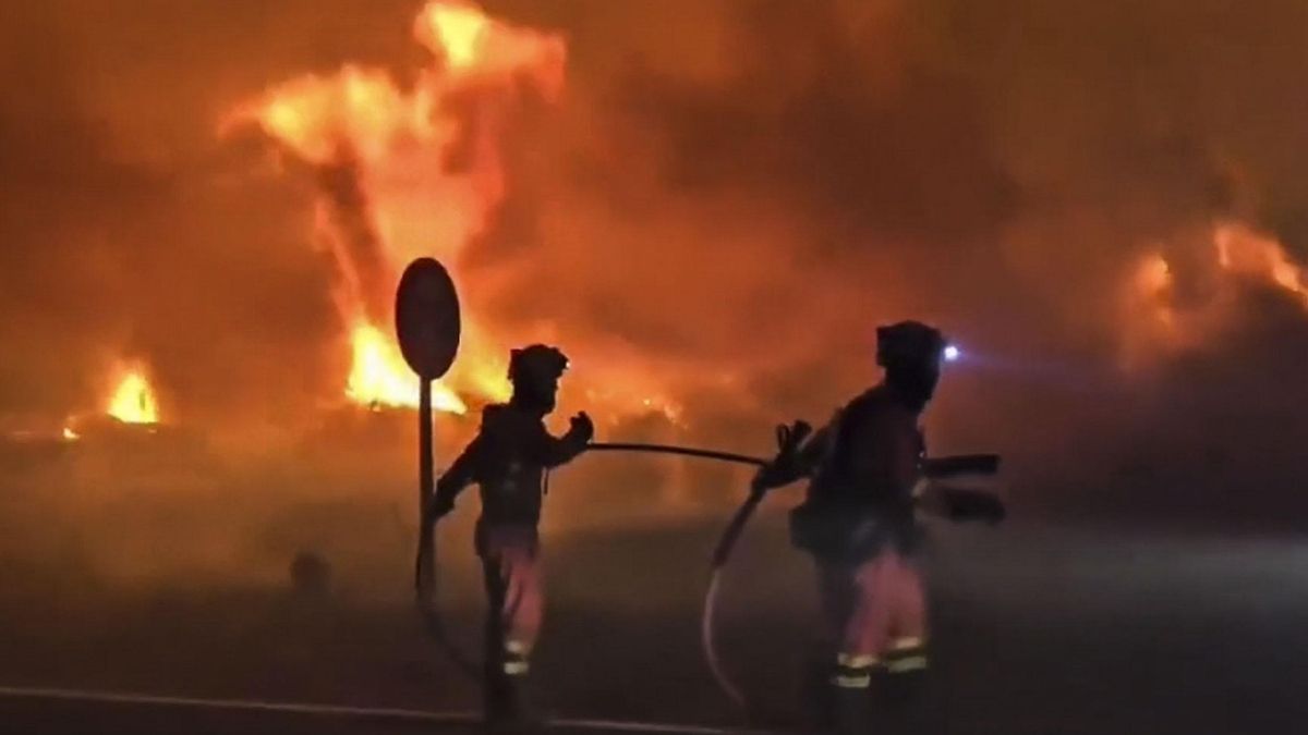 Imagen de un vídeo de la UME de los trabajos de extinción del fuego en Sotillo de La Adrada (Ávila) en la noche del 26 de julio.