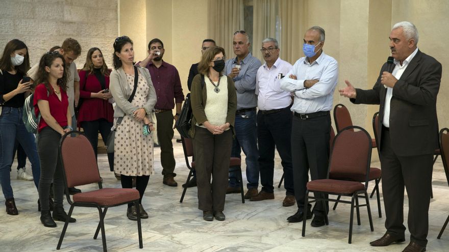 Shawan Jabarin, a la derecha, director de la organización de derechos humanos, al-Haq