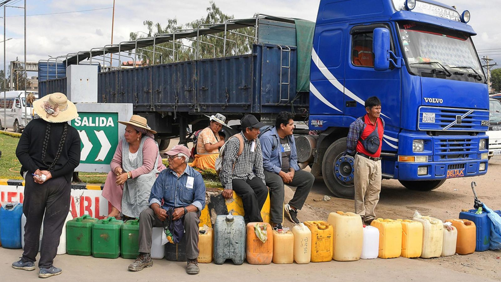Gobierno de Bolivia atribuye problemas de abastecimiento de combustible a falta de dólares