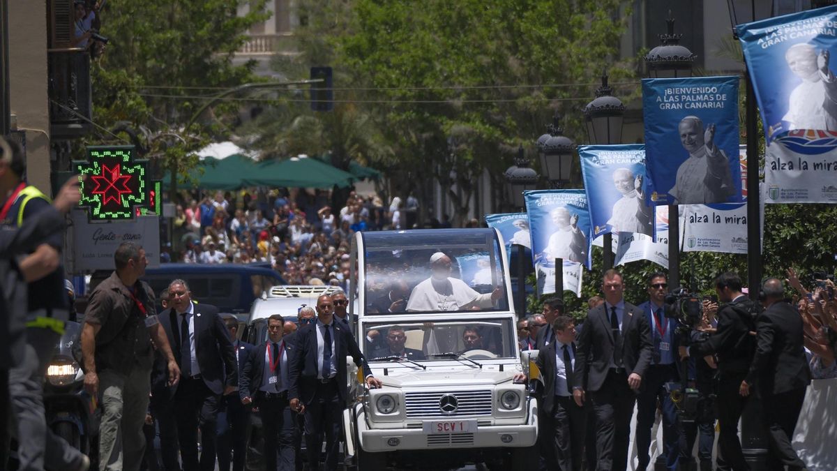 León XIV en el papamóvil a su llegada a la Catedral de Santa Ana.