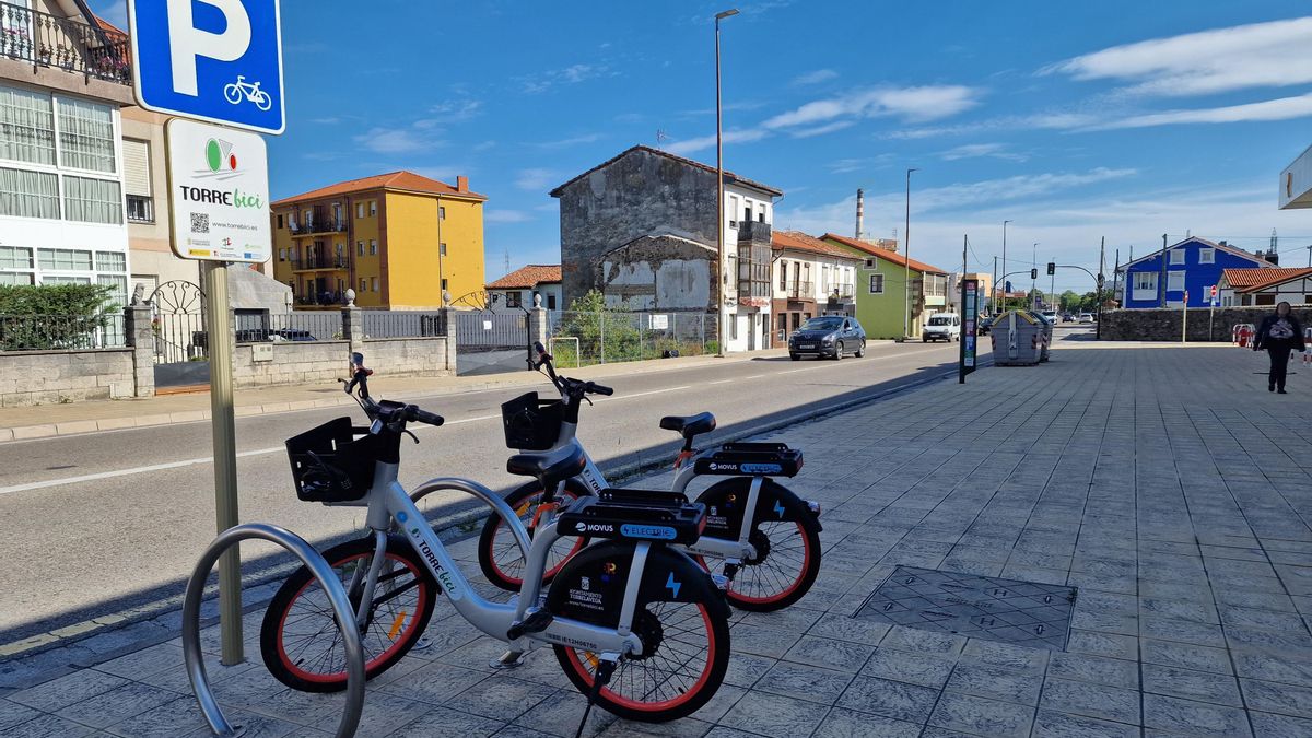 "Terrazas ilegales y patinetes y bicicletas sin control": colectivos denuncian el "deterioro" de la movilidad sostenible en Torrelavega