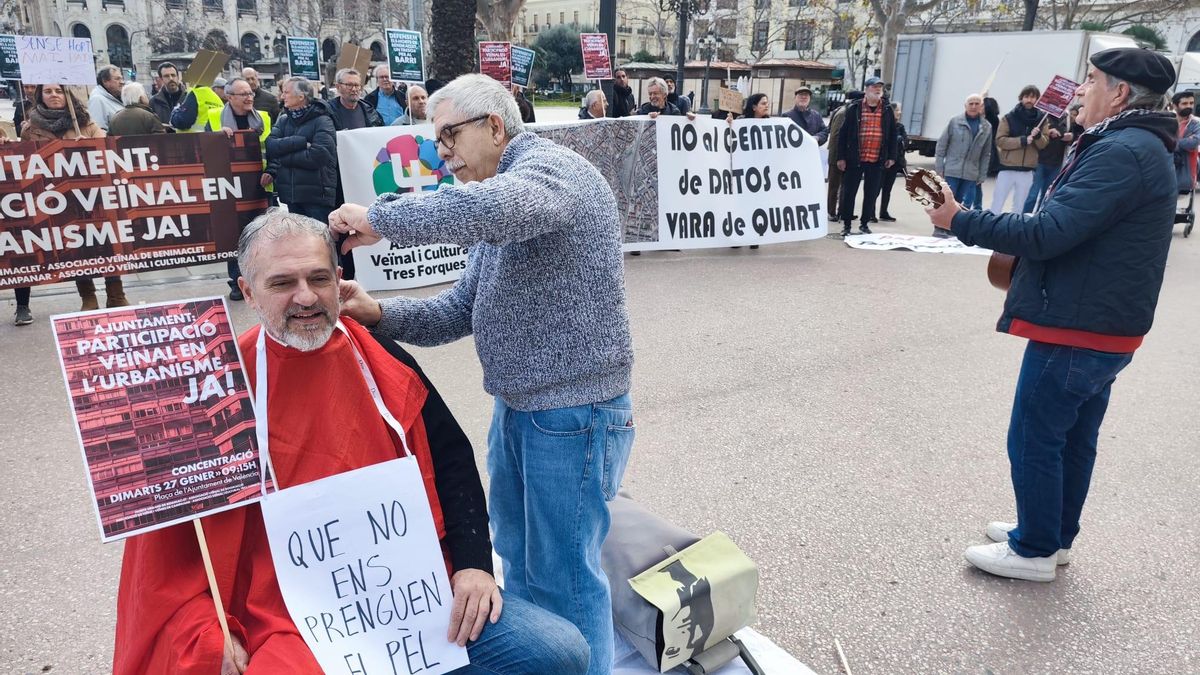 Agrupaciones vecinales protestan ante el pleno de València para pedir más participación en urbanismo: "Que no nos tomen el pelo"