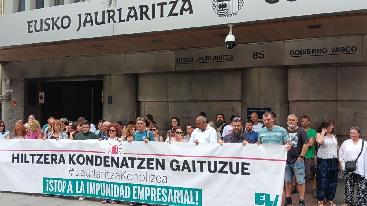 Delegados de ELA ante la sede del Gobierno vasco en Bilbao.