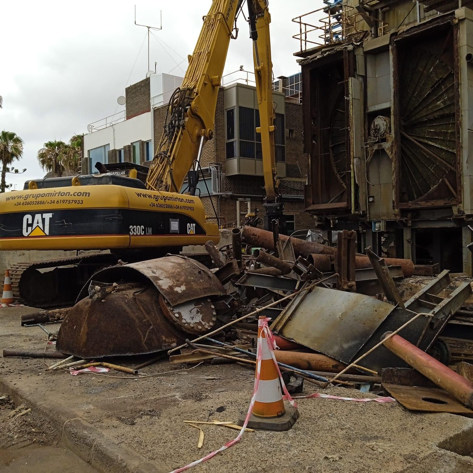 Endesa retira más de 3.000 toneladas de residuos metálicos y líquidos en las obras de desmantelamiento de la chimenea de Jinámar.