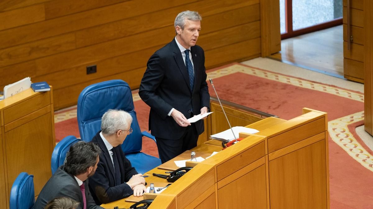 El presidente de la Xunta de Galicia, Alfonso Rueda, en la sesión de control del Parlamento de Galicia