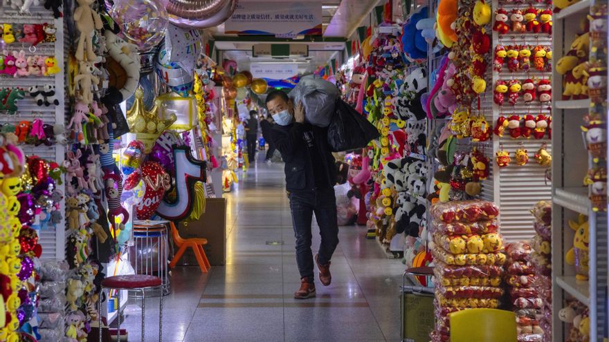 China suma 17 nuevas infecciones del virus, 3 de ellas por contagio local. EFE/EPA/ALEX PLAVEVSKI