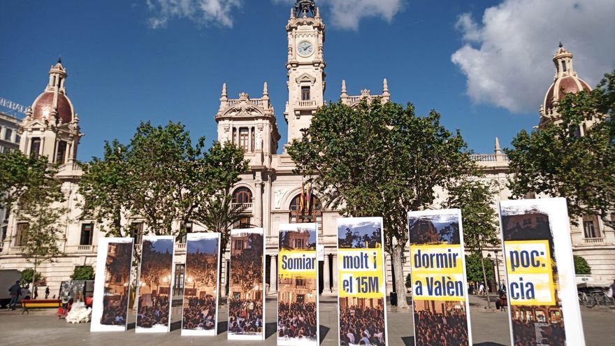 Exposición sobre el 15M en la plaza del Ayuntamiento de Valencia.