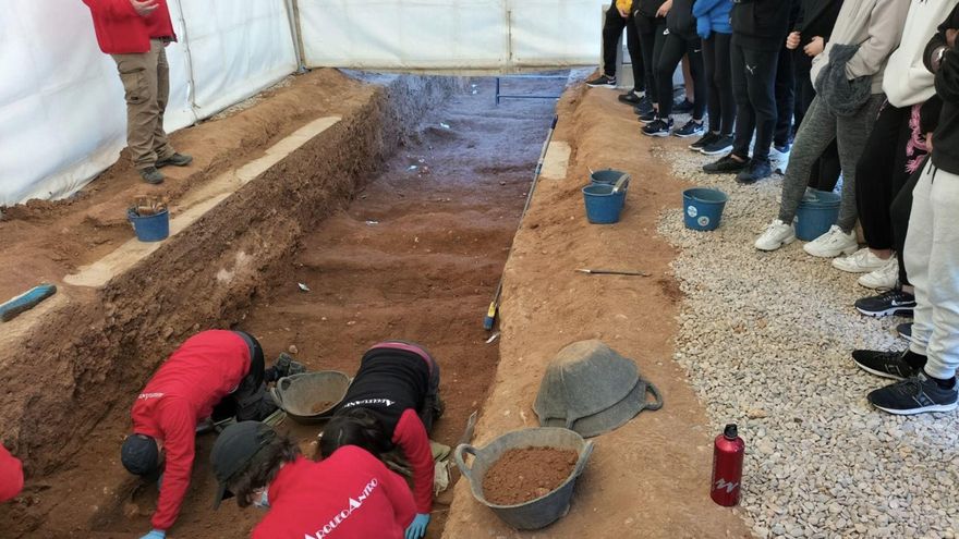 Trabajos de exhumación en el cementerio civil de Castelló.