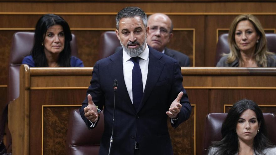 El líder de Vox, Santiago Abascal, pregunta al presidente del Gobierno, Pedro Sánchez, este miércoles durante el pleno del Congreso. EFE/Borja Sanchez-Trillo