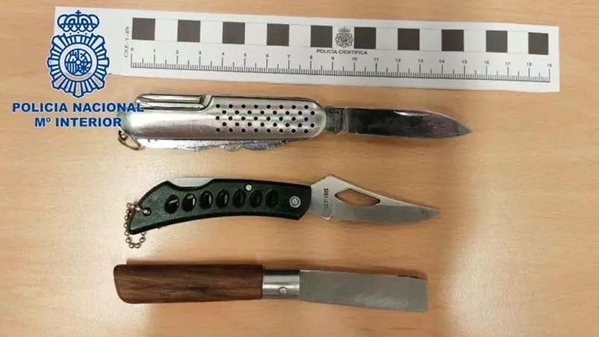 En la inspección del vehículo se consiguieron recuperar varios de los efectos sustraídos, además de tres navajas.