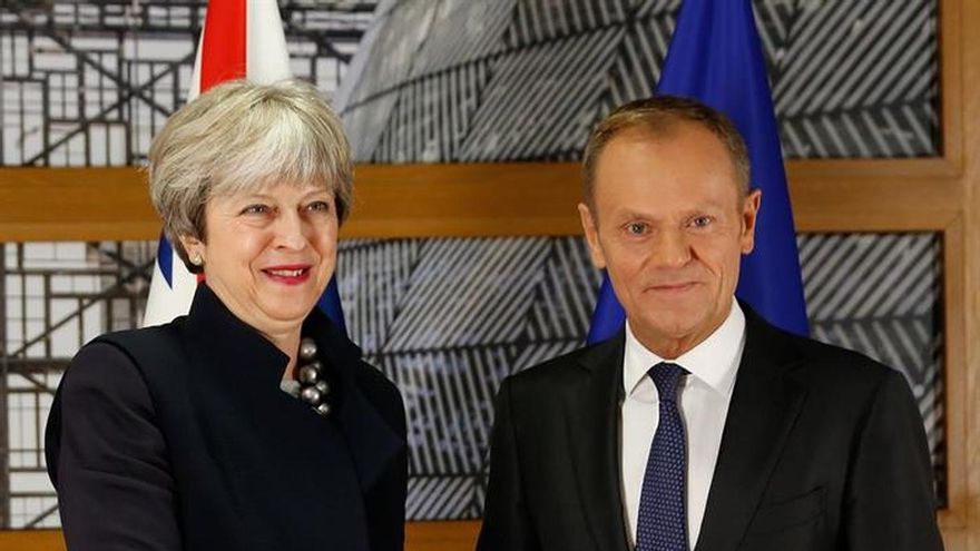 Tusk avisa de que habrá que cerrar el "brexit" en una "carrera contrarreloj"