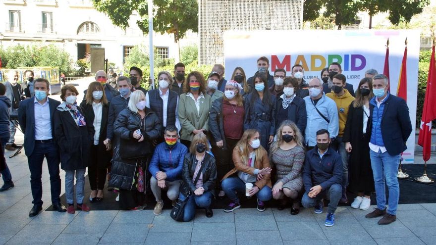 Foto de Villacís con los asistentes al izado de la bandera arcoíris