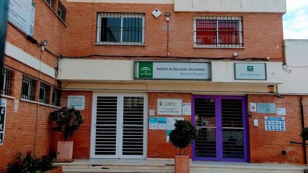 Al menos cinco alumnos heridos por la caída de un techo en un instituto de Sevilla
