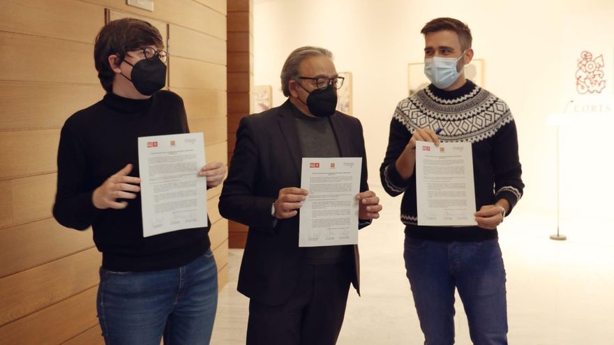 Pilar Lima, Manolo Mata y Fran Ferri sostienen el acuerdo para impulsar una tasa turística.