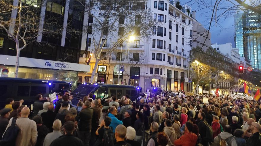 Cientos de manifestantes irrumpen en Génova, frente a la sede del PP, exigiendo la dimisión de Ayuso