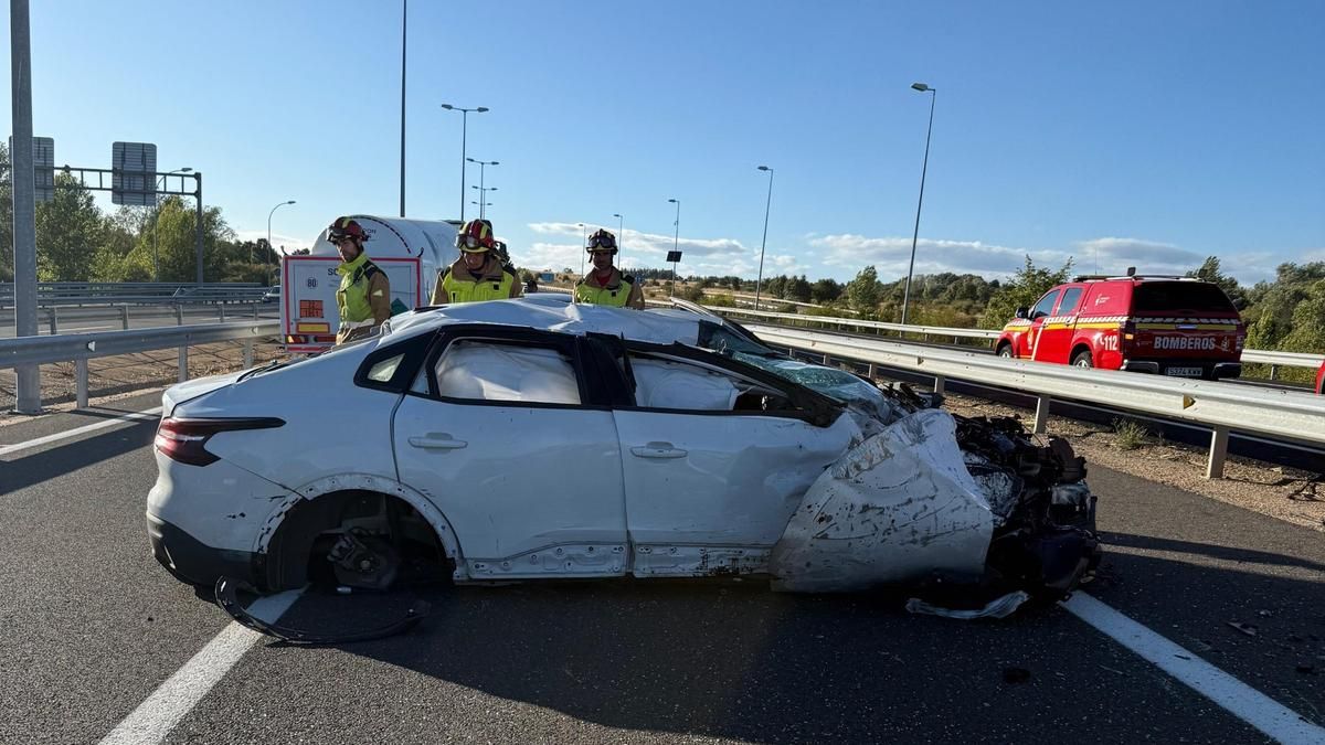 Un hombre, una mujer y un niño de tres años resultan heridos tras dar vueltas de campana un turismo en Valverde de la Virgen