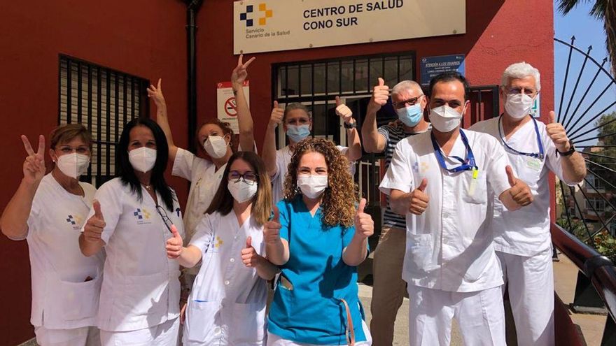 Personal de Enfermería del Centro de Salud del Cono Sur, en Gran Canaria, durante la vacunación contra la COVID-19