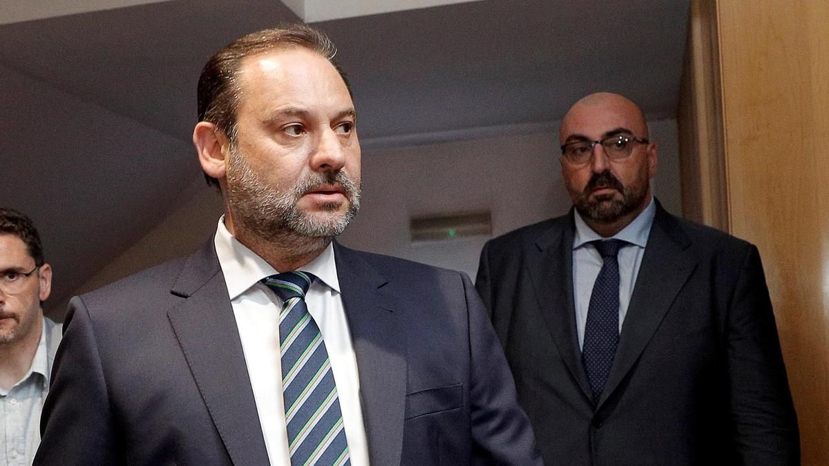 El exministro José Luis Ábalos, acompañado por Koldo García, en una imagen de archivo. EFE/Manuel Bruque