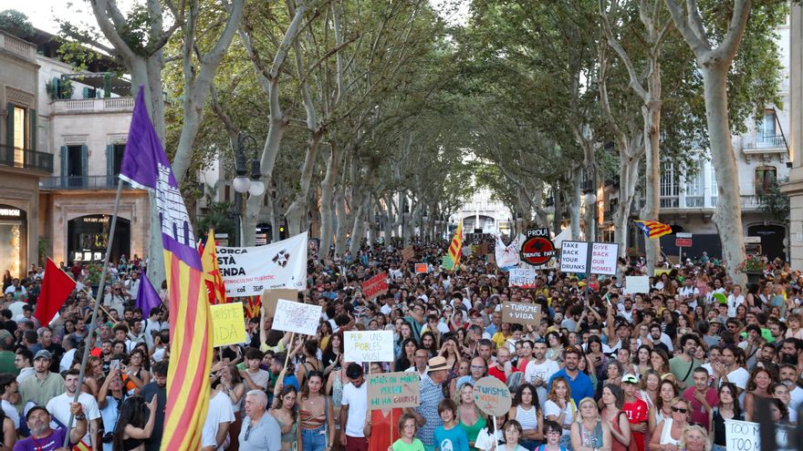 La presión ciudadana obliga a PP y PSOE a tomar medidas contra los pisos turísticos por todo el país