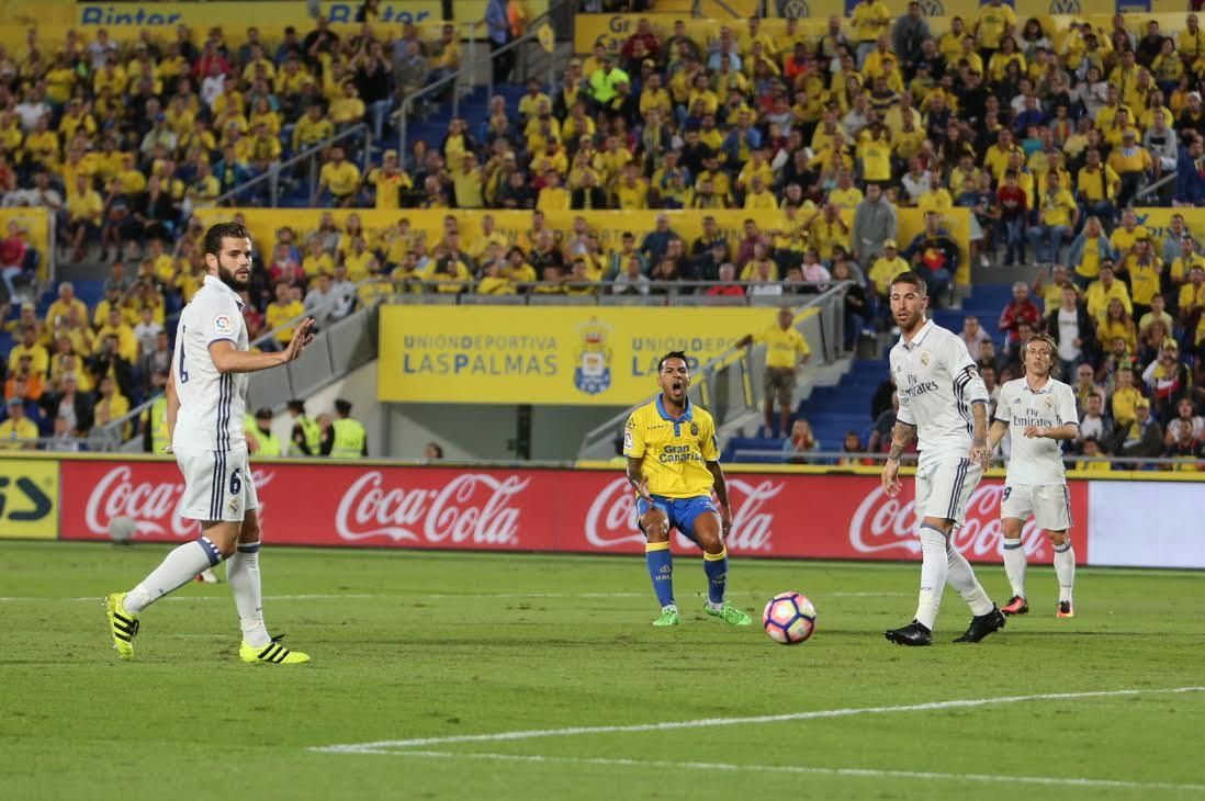A Jonathan Viera se le escapa un balón. (ALEJANDRO RAMOS)