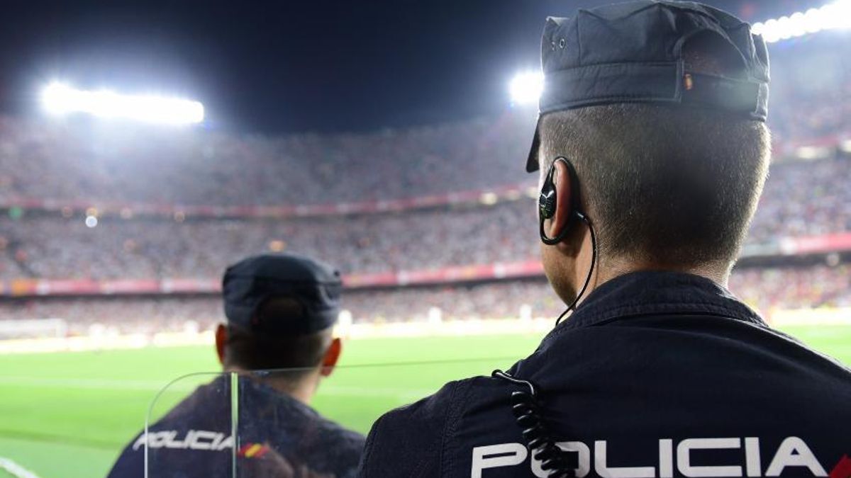 Antiviolencia pide cerrar todo un mes el estadio del Sevilla por los altercados en el derbi que obligaron a parar el partido