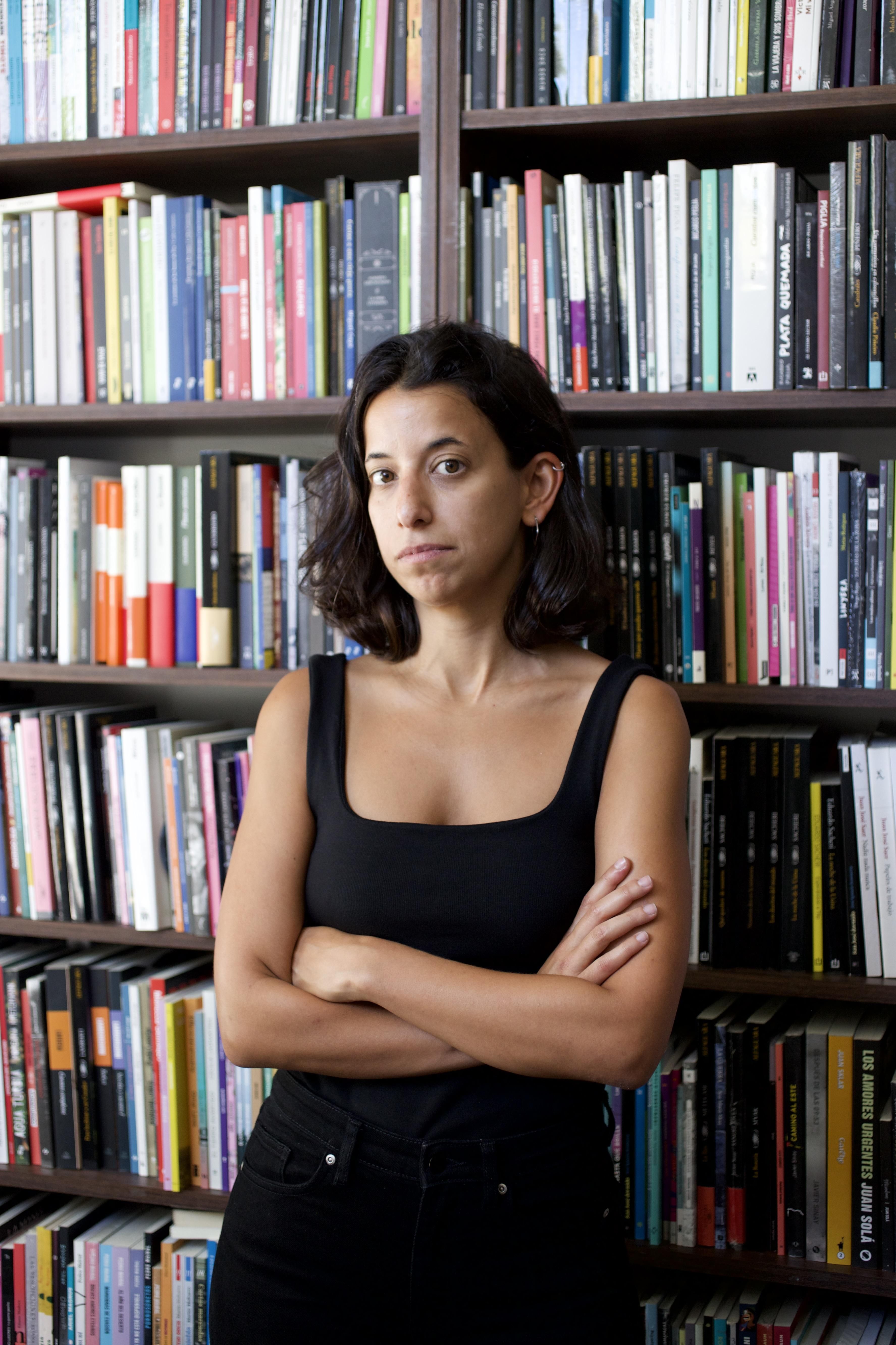 "Un cactus en el medio" reconstruye un acontecimiento que, según sospecha la narradora, está en el origen de su propia existencia y de su familia tal como ella la conoce: la muerte temprana de Florencia, su hermana de siete años, a quien nunca llegó a conocer.