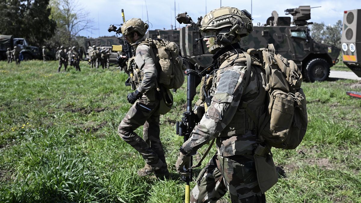 Qué se sabe sobre el plan de Francia para asistir en hospitales a miles de soldados que agita la extrema derecha