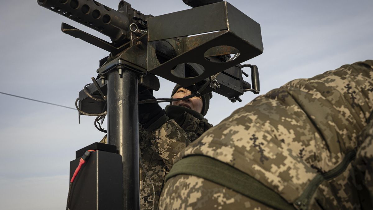 Nika es médica pero hace guardias de 24 horas para apoyar a la defensa aérea de Kiev.