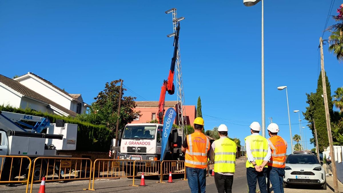 Desmontaje de una de las torres de alta tensión.