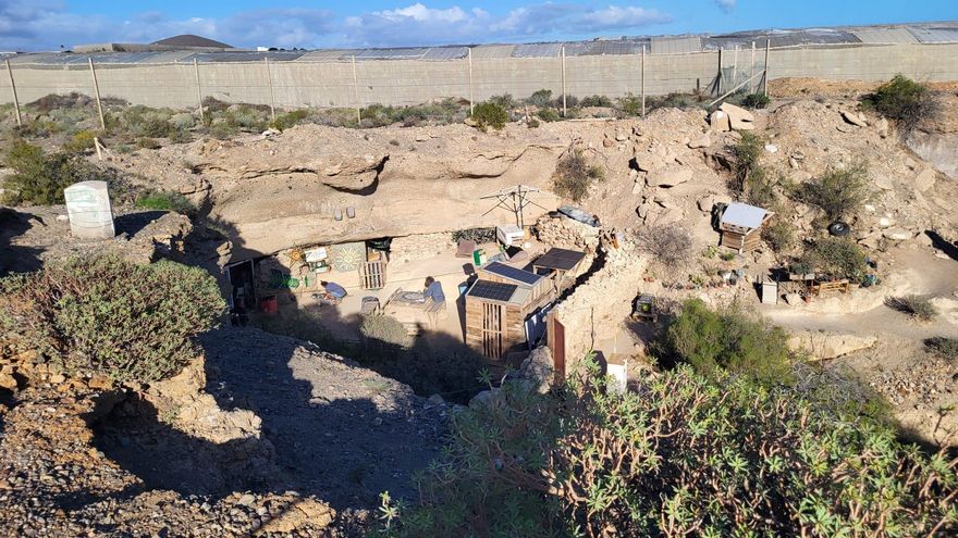 Denunciada la ocupación de una cueva en un espacio protegido del sur de Tenerife donde se celebran grandes fiestas clandestinas