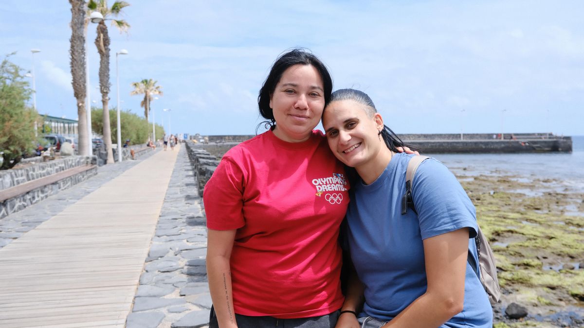 Jennifer Sáez y Virginia Gómez, en el paseo de la playa de El Médano, este domingo