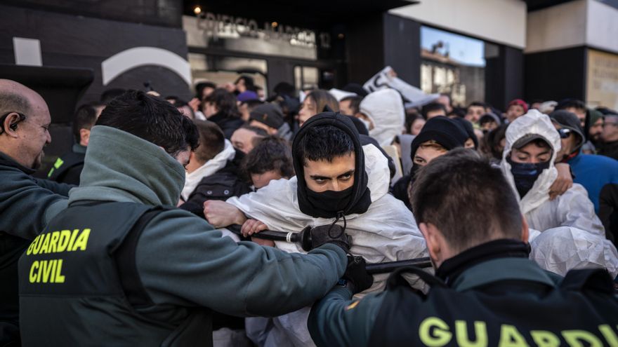 Al menos seis detenidos en una protesta en apoyo a los vecinos del edificio de Sareb quemado en Villalba